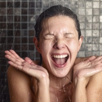 Beneficios de una ducha con agua fría en invierno