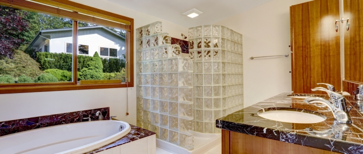 Cuáles son los objetivos de los bloques de vidrio en el baño