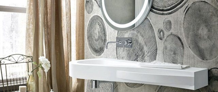 Incluye papel pintado en tu baño