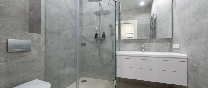 Mamparas de duchas abatibles o correderas, ¿cuál es mejor?