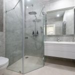 Mamparas de duchas abatibles o correderas, ¿cuál es mejor?