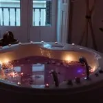 Un baño romántico decorado para San Valentín