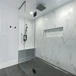 Cómo evitar resbalones y caídas en la ducha