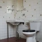 Un cuarto de baño viejo que necesita una reforma