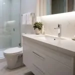 Un cuarto de baño pequeño y alargado