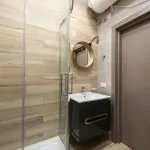 Un baño con una ducha pequeña