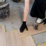 ¿Cómo elegir el suelo adecuado en tu reforma del baño?