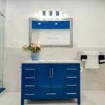 No le tengas miedo al cambio y usa muebles de baño de colores