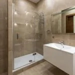 Conoce los diferentes tipos de platos de ducha y transforma tu baño